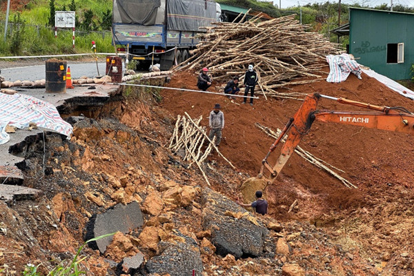 Lâm Đồng: Quốc lộ 27C nối Đà Lạt – Nha Trang sạt lở nghiêm trọng